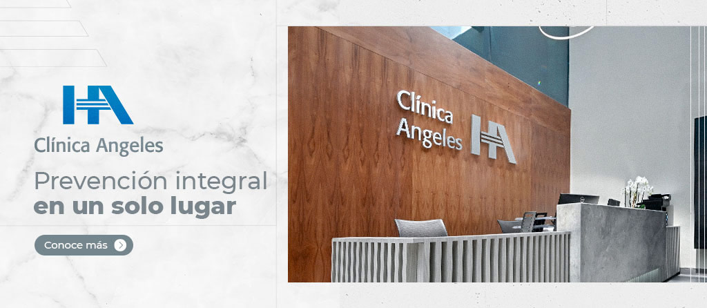 Recepción de Clínica Angeles. Con mostrador gris, pared café atrás con logo de Clinica Angeles en letras grandes grises