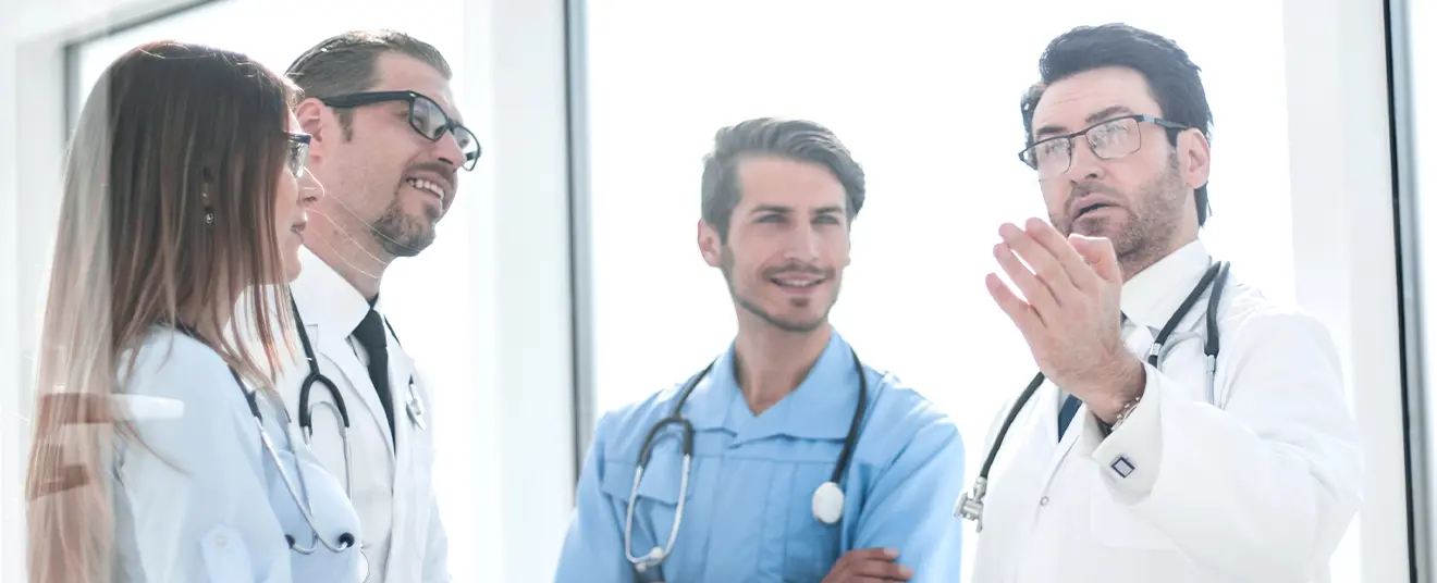 Grupo de médicos del curso de Alta Especialidad de Hospital Angeles Health System discutiendo un caso clínico.