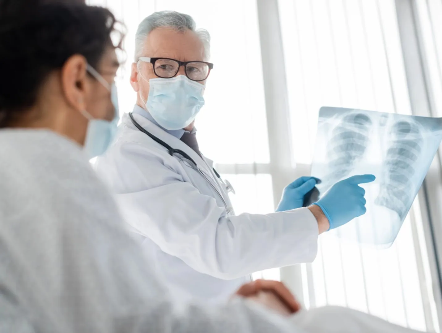 Médico del Hospital Angeles expone tratamiento específico para el cáncer de pulmón en ponencia médica.