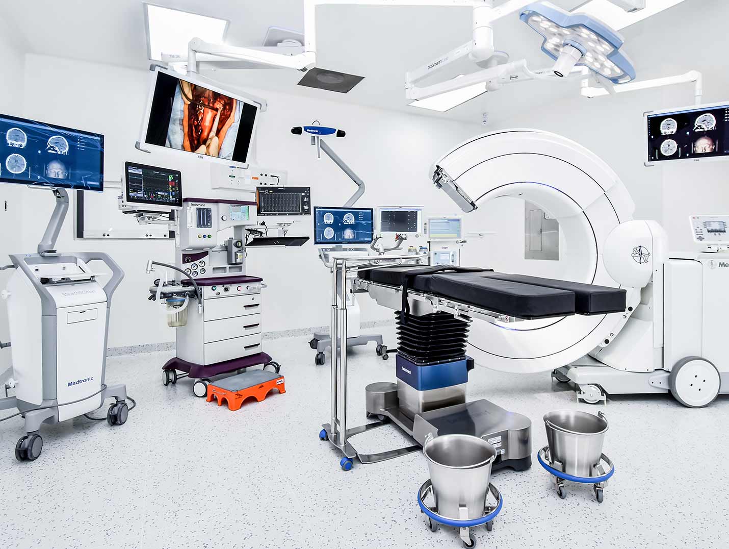 Quirófano de color blanco con múltiples equipos de alta tecnología para la realización de cirugías. 