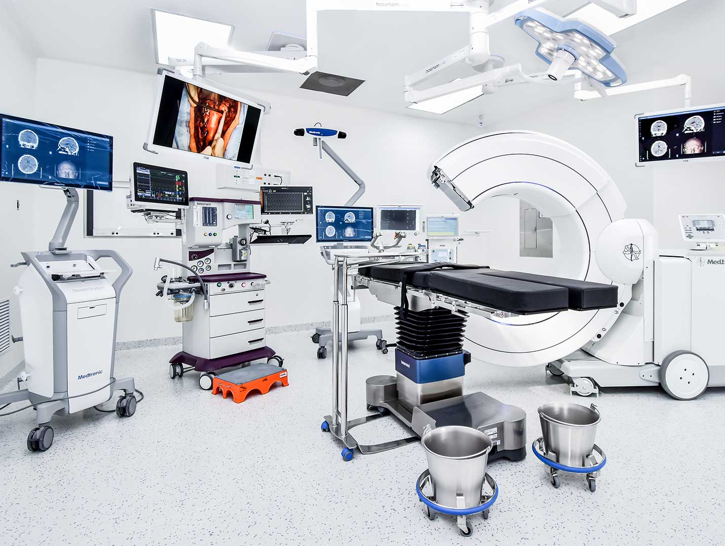 Quirófano de Hospital Angeles con una máquina de anestesia, camilla quirúrgica, una lámpara LED y monitores