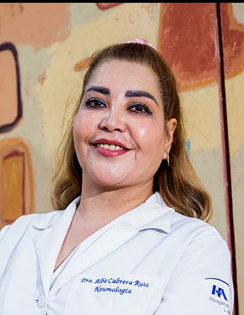 Es la foto de perfil de una neumóloga en Ciudad de México de Hospital Angeles Lindavista. Tiene el cabello largo y café. Usa una bata blanca y un labial rojo.