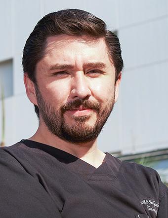 Es la foto de perfil de un endocrinólogo en Ciudad de México de Hospital Angeles Lindavista. Tiene el cabello, barba y bigote negro. Usa un uniforme médico negro.