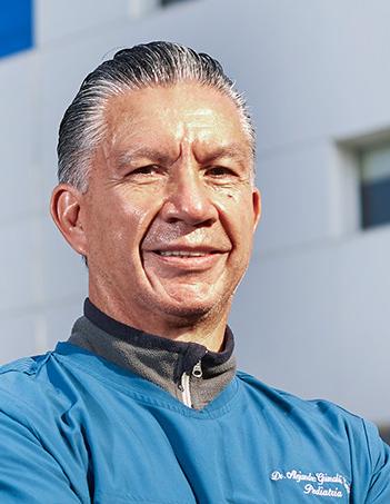 Es la foto de perfil de un pediatra en Ciudad de México de Hospital Angeles Lindavista. Tiene el cabello gris. Usa una camisa azul.