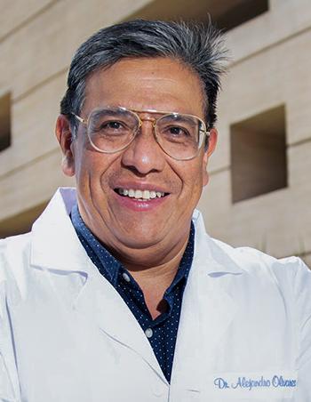 Es la foto de perfil de un endoscopista y cirujano generar en Ciudad de México de Hospital Angeles Acoxpa. El doctor tiene una bata blanca y una camisa azul marino con lunares blancos, el doctor estta sonriendo y tiene lentes con el marco de color dorado. 