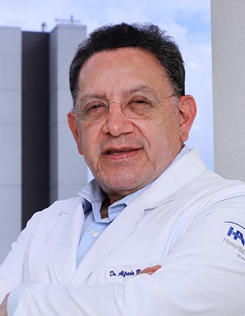 Es la foto de perfil de un gastroenterólogo, endoscopista y cirujano general en Ciudad de México de Hospital Angeles Clínica Londres. El doctor tiene el cabello oscuro y usa lented. Está sonriendo y viste una bata médica blanca con su nombre. 