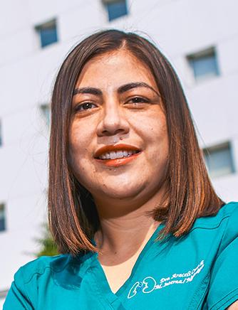 Es la foto de perfil de una nefróloga especialista en medicina interna en Ciudad de México de Hospital Angeles Lindavista. Tiene el cabello corto y castaño. 