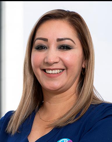 Es la foto de perfil de cirujana especialista en gastrocirugía en Ciudad de México de Hospital Angeles Clínica Londres. La doctora tiene el cabello castaño claro, lacio y suelto. Está sonriendo y viste un uniforme médico de color azul marino. 