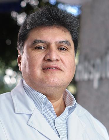 Es la foto de perfil de un endoscopista y cirujano general en Ciudad de México de Hospital Angeles Lindavista. Tiene el cabello negro. Está sonriendo. 