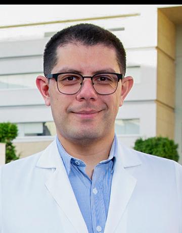 Es la foto de perfil de un ortopedista y traumatólogo en Ciudad de México de Hospital Angeles. Tiene una bata blanca, una camisa azul cielo y lentes cuadrados con el marco negro.