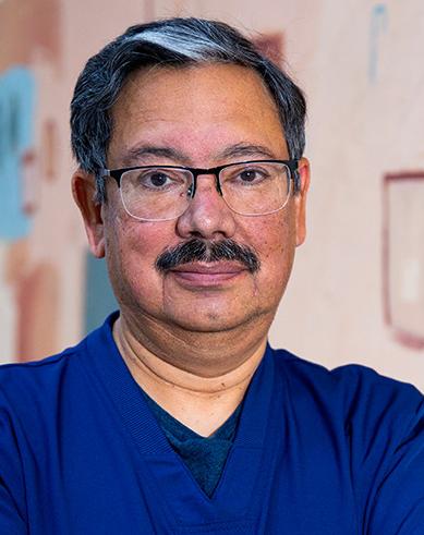 Es la foto de perfil de un otorrinolaringólogo en Ciudad de México de Hospital Angeles Lindavista. Tiene el cabello y bigote negro. Usa lentes y un uniforme médico azul.