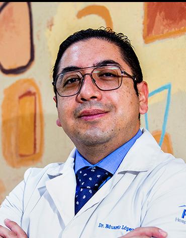 Es la foto de perfil de un geriatra en Ciudad de México de Hospital Angeles Lindavista. Tiene el cabello negro. Usa lentes, una blanca con una camisa azul y una corbata azul oscuro.