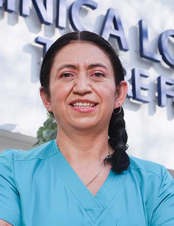 Es la foto de perfil de una pediatra en Ciudad de México de Hospital Angeles Clínica Londres. Viste un uniforme quirurgico de color azul , tiene el cabello recogido.