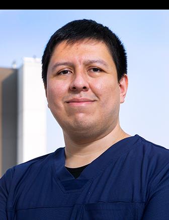 Es la foto de perfil de un médico general en Ciudad de México de Hospital Angeles Clínica Londres. Utiliza un uniforme azul marino, cabello corto negro.