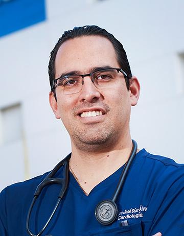 Es la foto de perfil de un cardiólogo en Ciudad de México de Hospital Angeles Lindavista. Tiene el cabello negro. Usa lentes, un estetoscopio en el cuello y una bata médica azul.