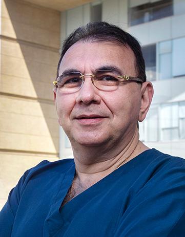 Es la foto de perfil de un gastroenterólogo y endoscopista en Ciudad de México de Hospital Angeles. El doctor tiene un uniforme azul, cabello oscuro y lentes. 