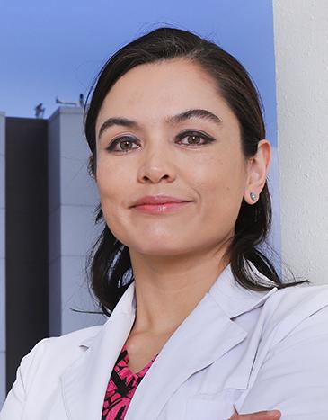 Es la foto de perfil de una médica general, especialista en cirugía general y en gastrocirugía en Ciudad de México de Hospital Angeles Clínica Londres. Utiliza una bata blanca, blusa rosa y cabello negro. 