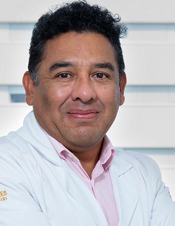 Es la foto de perfil de un gastroenterólogo y endoscopista en Ciudad de México de Hospital Angeles Clínica Londres. Utiliza una bata blanca, camisa rosa y está sonriendo. 