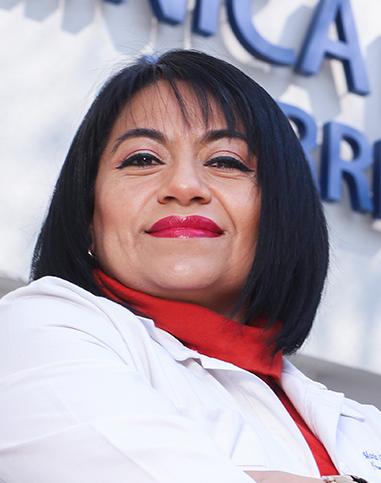 Es la foto de perfil de una neumóloga en Ciudad de México de Hospital Angeles Clínica Londres. Utiliza una bata blanca, una blusa roja, tiene cabello negro y está sonriendo.