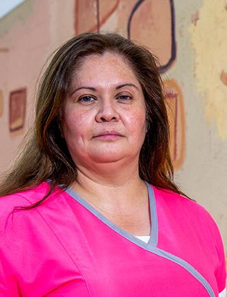 Es la foto de perfil de una hematóloga en Ciudad de México de Hospital Angeles Lindavista. Tiene el cabello largo y café. Usa un uniforme médico rosa.