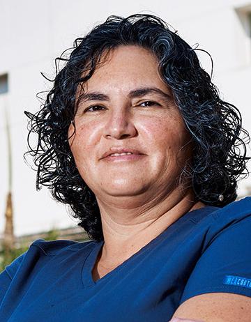 Es la foto de perfil de una pediatra en Ciudad de México de Hospital Angeles Lindavista. Tiene el cabello corto y negro. Está sonriendo. Usa un uniforme médico azul.