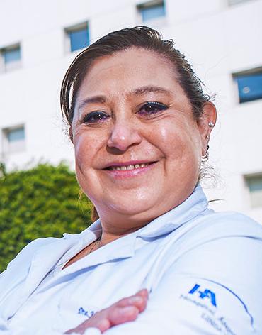 Es la foto de perfil de una especialista en medicina crítica en Ciudad de México de Hospital Angeles Lindavista. Tiene el cabello café y recogido. Usa una bata blanca. 