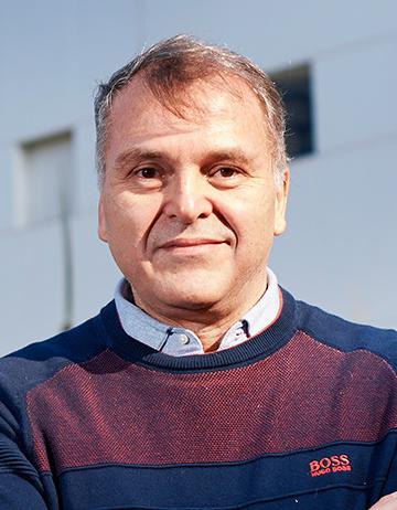 Es la foto de perfil de un urólogo en Ciudad de México de Hospital Angeles Lindavista.Tiene el cabello café. Usa un suéter azul y rojo.