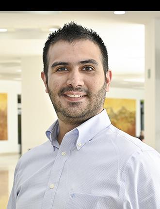 Es la foto de perfil de un neumólogo en Ciudad Juárez de Hospital Angeles Ciudad Juárez. Utiliza una camisa blanca, tiene barba y bigote.