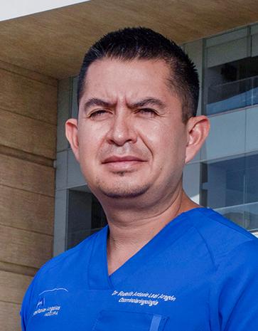 Es la foto de perfil de un otorrinolaringólogo en Ciudad de México de Hospital Angeles. Usa un uniforme azul, es de tez morena y cabello oscuro.