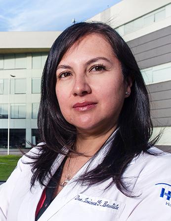 Es la foto de perfil de una otorrinolaringóloga en Ciudad de México de Hospital Angeles. La doctora usa una bata blanca, cabello negro largo y un collar plateado.