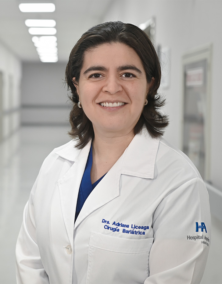 Es la foto de perfil de una cirujana general en Ciudad de México de Hospital Angeles Universidad. Usa una bata blanca. Tiene el cabello corto café y está sonriendo.