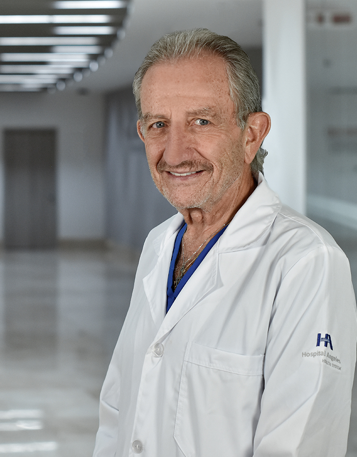 Es la foto de perfil de un ginecólogo y obstetra en Huixquilucan. Tiene el cabello gris. Usa una bata blanca.