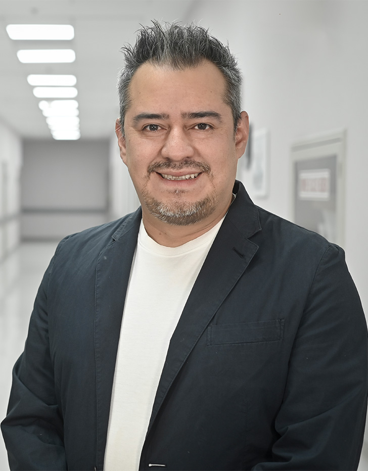 Es la foto de perfil de un neurocirujano en Ciudad de México de Hospital Angeles Universidad. Usa un saco color negro y una camisa blanca.