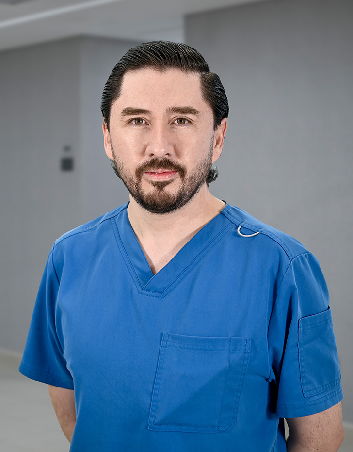 Es la foto de perfil de un endocrinólogo en Ciudad de México de Hospital Angeles Lindavista. Tiene el cabello, barba y bigote negro. Usa un uniforme médico negro.