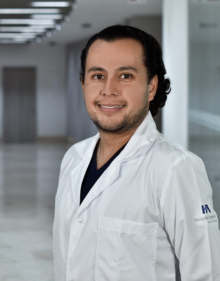 Es la foto de perfil de un ginecólogo y obstetra en Huixquilucan. Tiene el cabello. Está sonriendo. Usa una bata blanca y un uniforme negro.