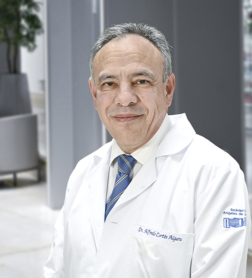 Es la foto de perfil de un ginecólogo y obstetra en Huixquilucan de Hospital Angeles Lomas.