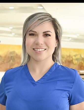 Es la foto de perfil de una cirujana general en Ciudad Juárez de Hospital Angeles Ciudad Juárez. está usando un uniforme azul, tiene cabello rubio y está sonriendo.