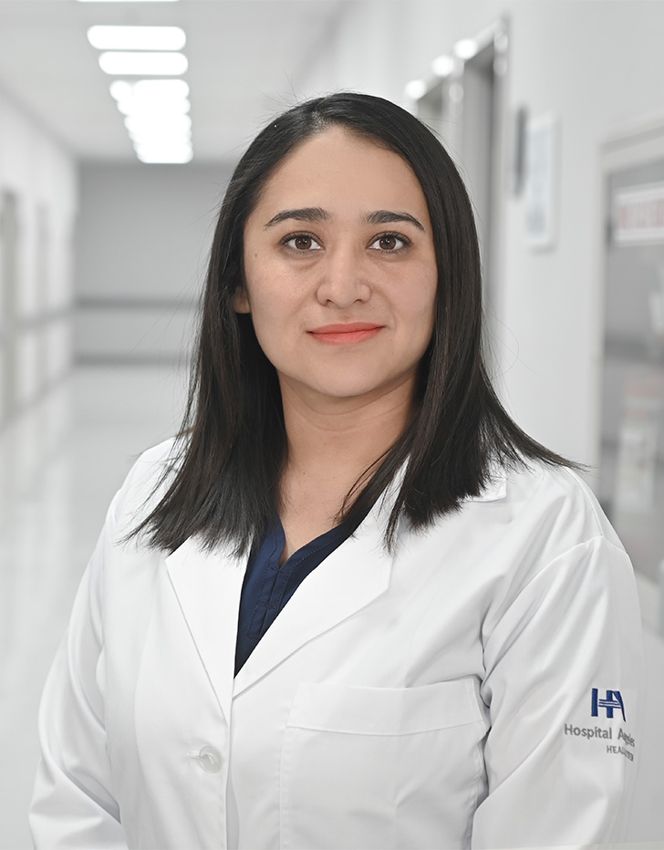 Es la foto de perfil de una cirujana pediátrica en Ciudad de México de Hospital Angeles Universidad. Usa una bata blanca. Tiene el cabello corto y negro.