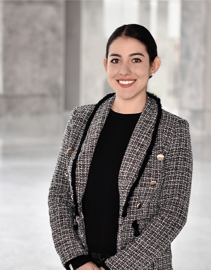 Es la foto de perfil de una psicóloga en Querétaro de Hospital Angeles Centro Sur. Viste un saco negro con blanco y un vestido negro, tiene el cabello recogido y está sonriendo.