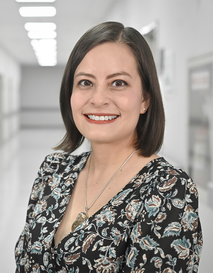 Es la foto de perfil de una anestesióloga y algóloga en Ciudad de México de Hospital Angeles Universidad. Usa una blusa de flores. Tiene el cabello corto y café.