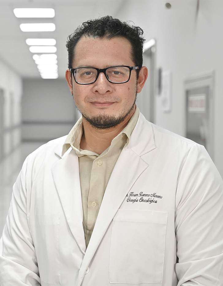 Es la foto de perfil de un cirujano oncólogo en Ciudad de México de Hospital Angeles Universidad. Usa una bata blanca y lentes. Tiene el cabello y barba negro.