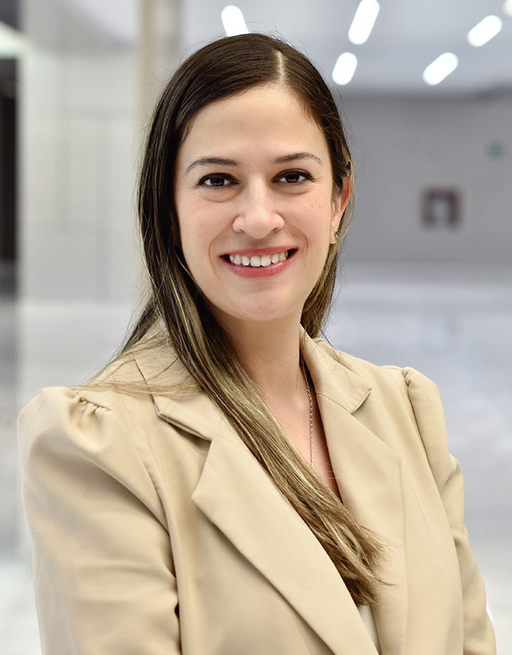 Es la foto de perfil de una infectóloga pediátrica en Querétaro de Hospital Angeles Centro Sur. Usa un saco color beige, un collar dorado, su cabello es lacio y ella está sonriendo.