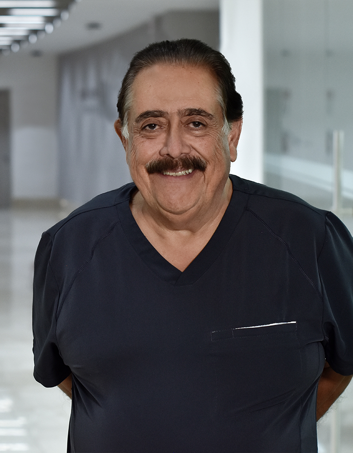 Es la foto de perfil de un otorrinolaringólogo en Huixquilucan de Hospital Angeles Lomas. Usa un uniforme médico negro, tiene bigote y cabello oscuro.