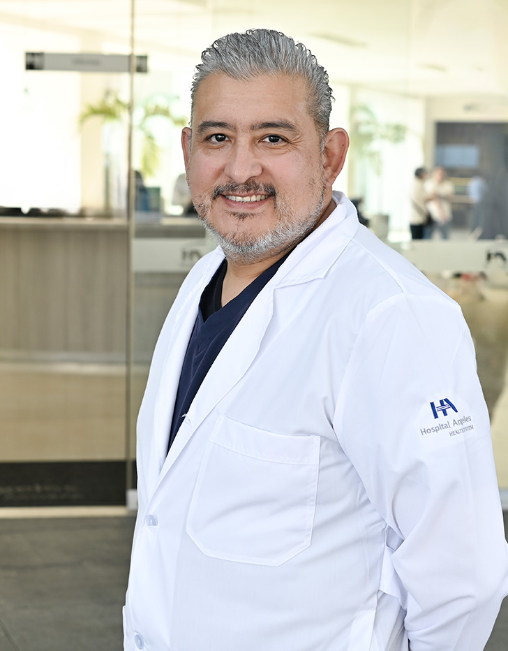 Es la foto de perfil de un urólogo en Ciudad de México de Hospital Angeles. Es la imagen de un doctor sosteniendo un estetoscopio con la mano izquierda.