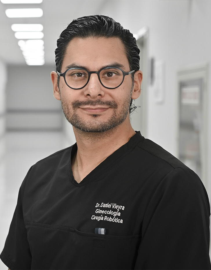 Es la foto de perfil de un especialista en reproducción asistida, ginecólogo y obstetra y especialista en biología de la reproducción en Ciudad de México de Hospital Angeles Universidad. Usa un uniforme médico negro y lentes. Tiene el cabello negro.