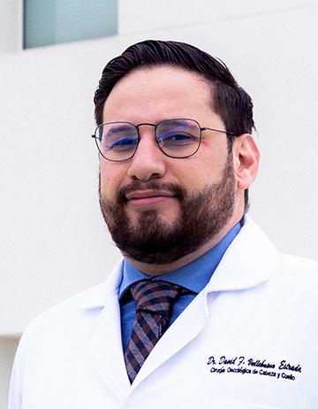 Es la foto de perfil de un otorrinolaringólogo en Ciudad Juárez de Hospital Angeles Ciudad Juárez. Tiene una camisa azul, bata blanca y corbata. Usa lentes.