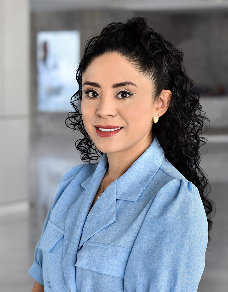 Es la foto de perfil de una oftalmóloga en Querétaro de Hospital Angeles Centro Sur. Tiene el cabello rizado, ojos grandes y un saco azul claro.