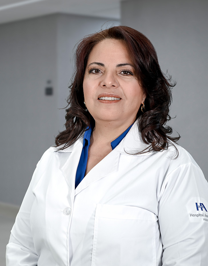 Es la foto de perfil de una anestesióloga en Ciudad de México de Hospital Angeles Lindavista. Tiene el cabello corto negro. Usa una bata blanca, un collar plata y labial rosa.