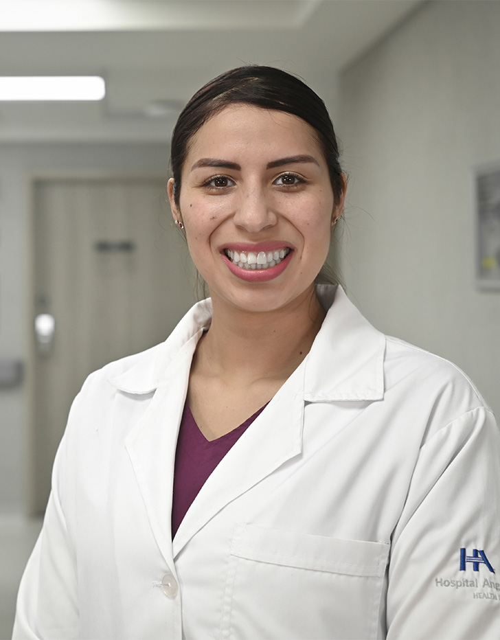 Es la foto de perfil de una cirujana general en Ciudad de México de Hospital Angeles México. Usa una bata blanca y uniformr médico vino. Tiene el cabello recogido y café.