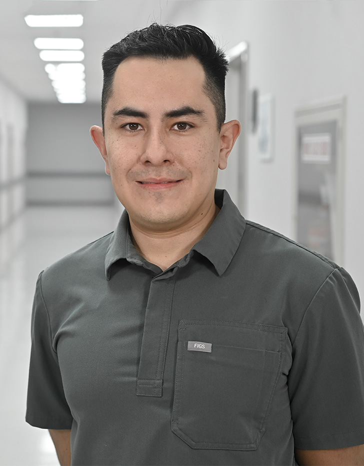 Es la foto de perfil de un pediatra en Ciudad de México de Hospital Angeles Universidad. Usa una camisa gris. Tiene el cabello negro y está sonriendo.